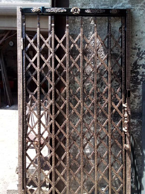 درب آکاردئونی تمام گل  طرح دار ورساژ نیلوفری