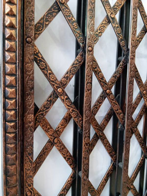 درب آکاردئونی تمام گل  طرح دار ورساژ نیلوفری