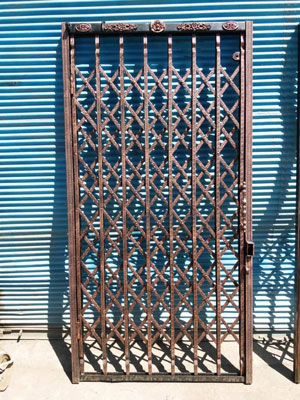 درب آکاردئونی تمام گل  طرح دار ورساژ نیلوفری