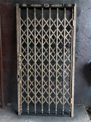 درب آکاردئونی تمام گل  طرح دار ورساژ نیلوفری